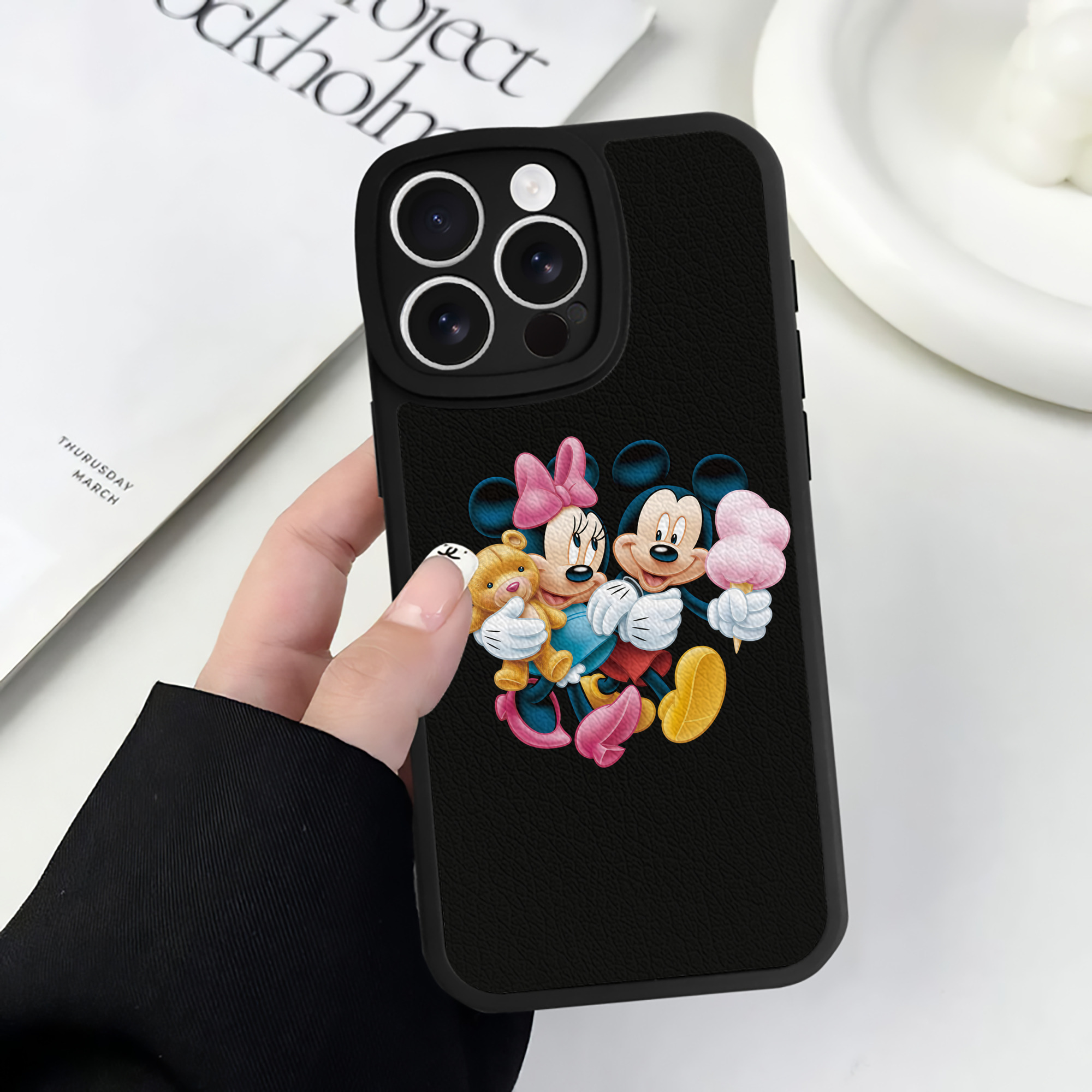 （画像用） ミッキーマウス Mickey Mouse 【iPhone 16シリーズ対応】シリコンスマホケース（レザー調） 材質：シリコン
